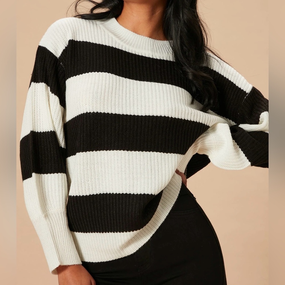 Black and White Striped Sweater🤍